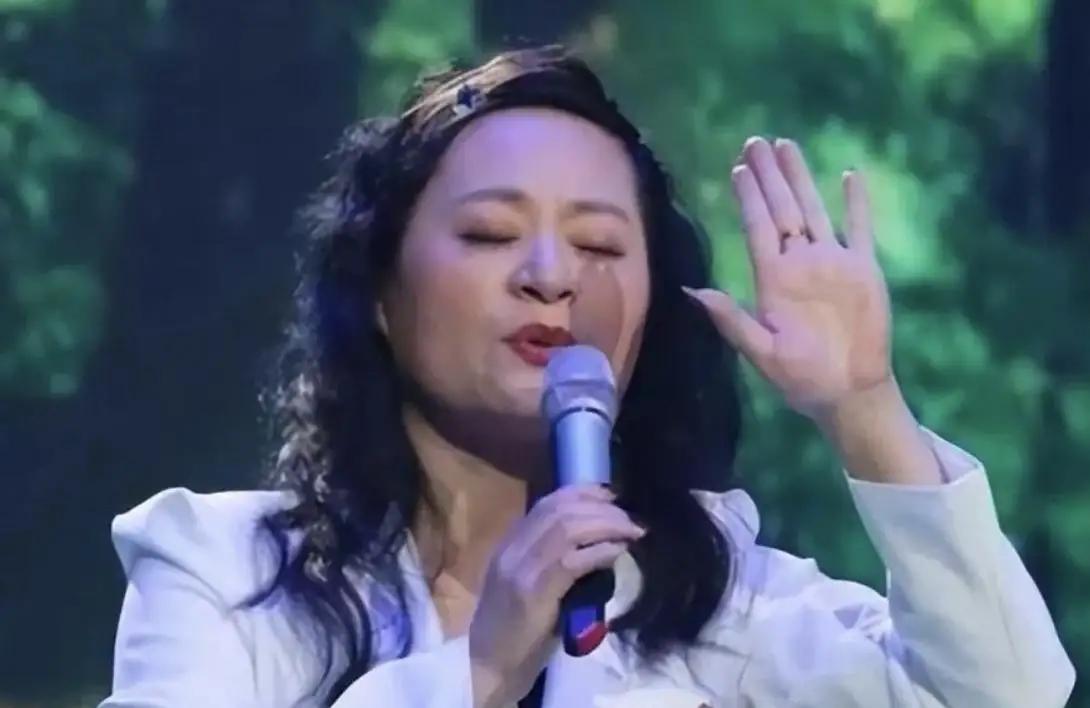 当年风头盖过毛阿敏，却因谷建芬一封私信，从歌坛天后跌成月薪400块的保姆，如今老