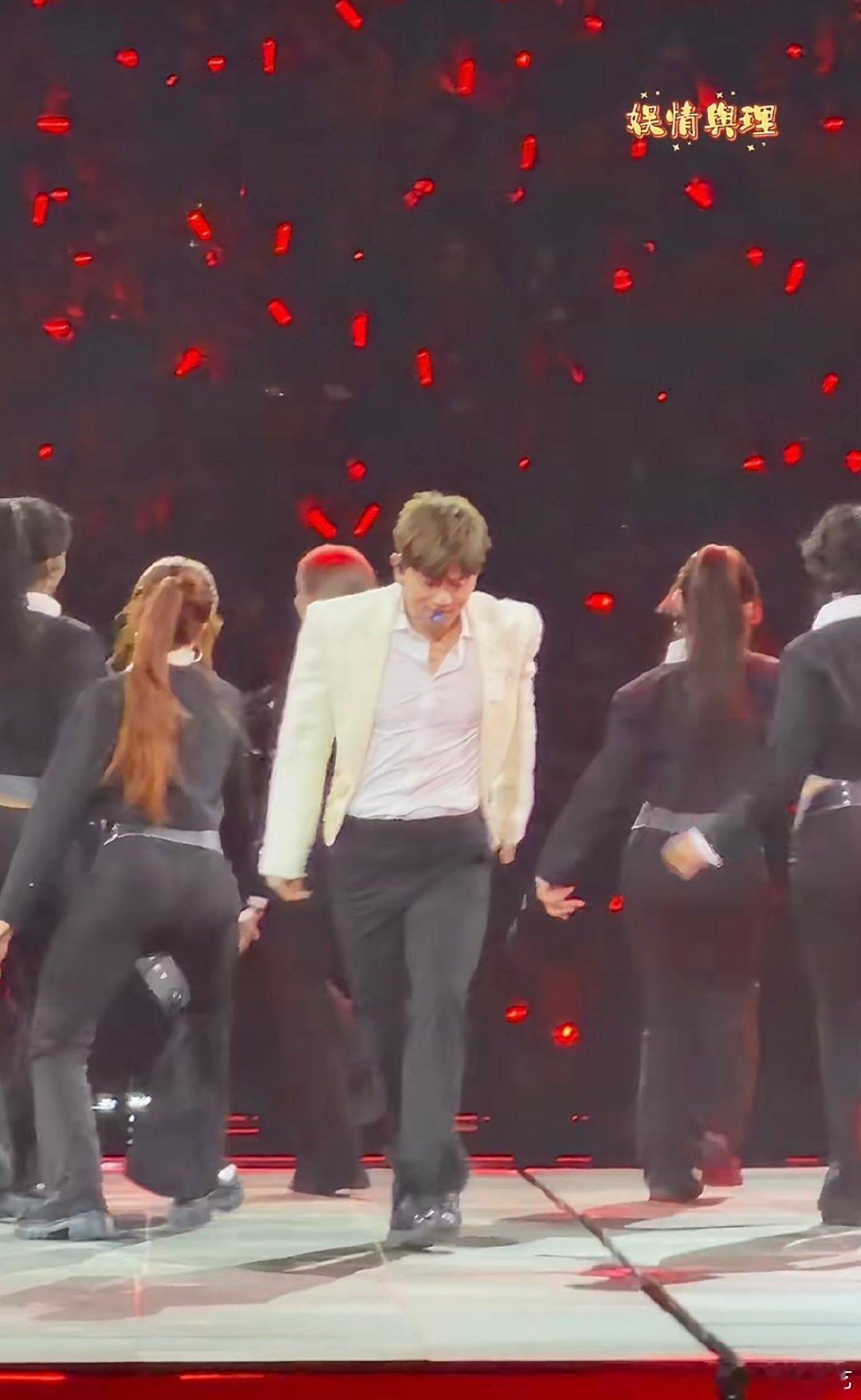 张杰会跳多跳 张杰的唱跳实力真的离谱！又唱又跳全程稳扎稳打，气息丝毫不受影响，舞