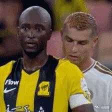 C罗偷看对手战术纸条被发现后笑了C罗凑到吉达联合球员达尼洛-佩雷拉身旁试图偷看对