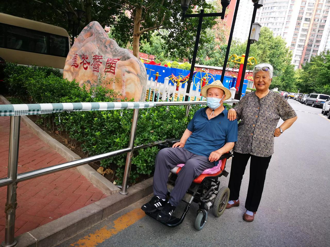 这是我们院的一对老夫妻。老头近90岁，老太太也80多岁了。老头身体多病。二十年前