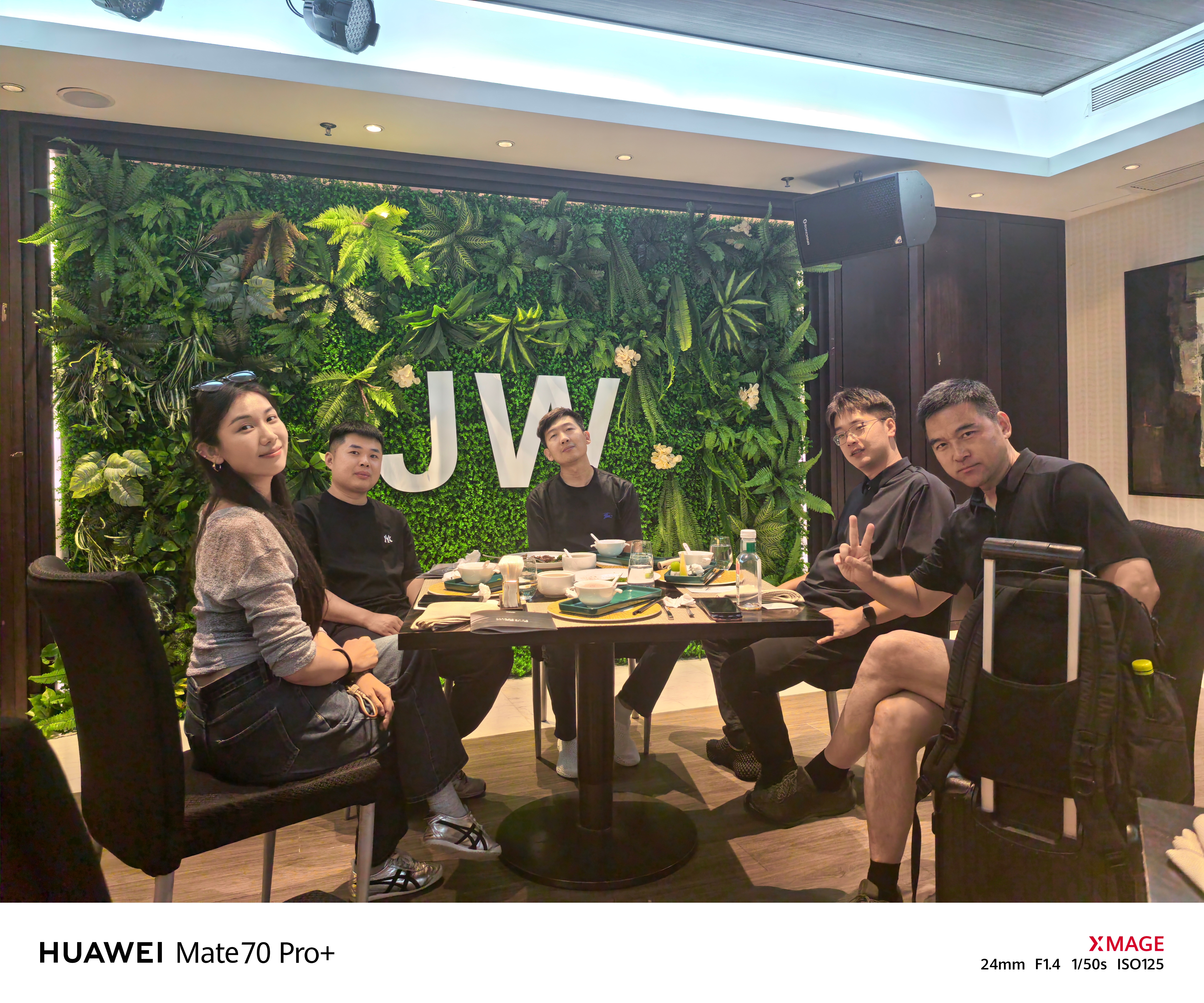 跟前辈们学习如何稳定输出有价值的行业信息与商务 KTV 经营方法。 ​​​