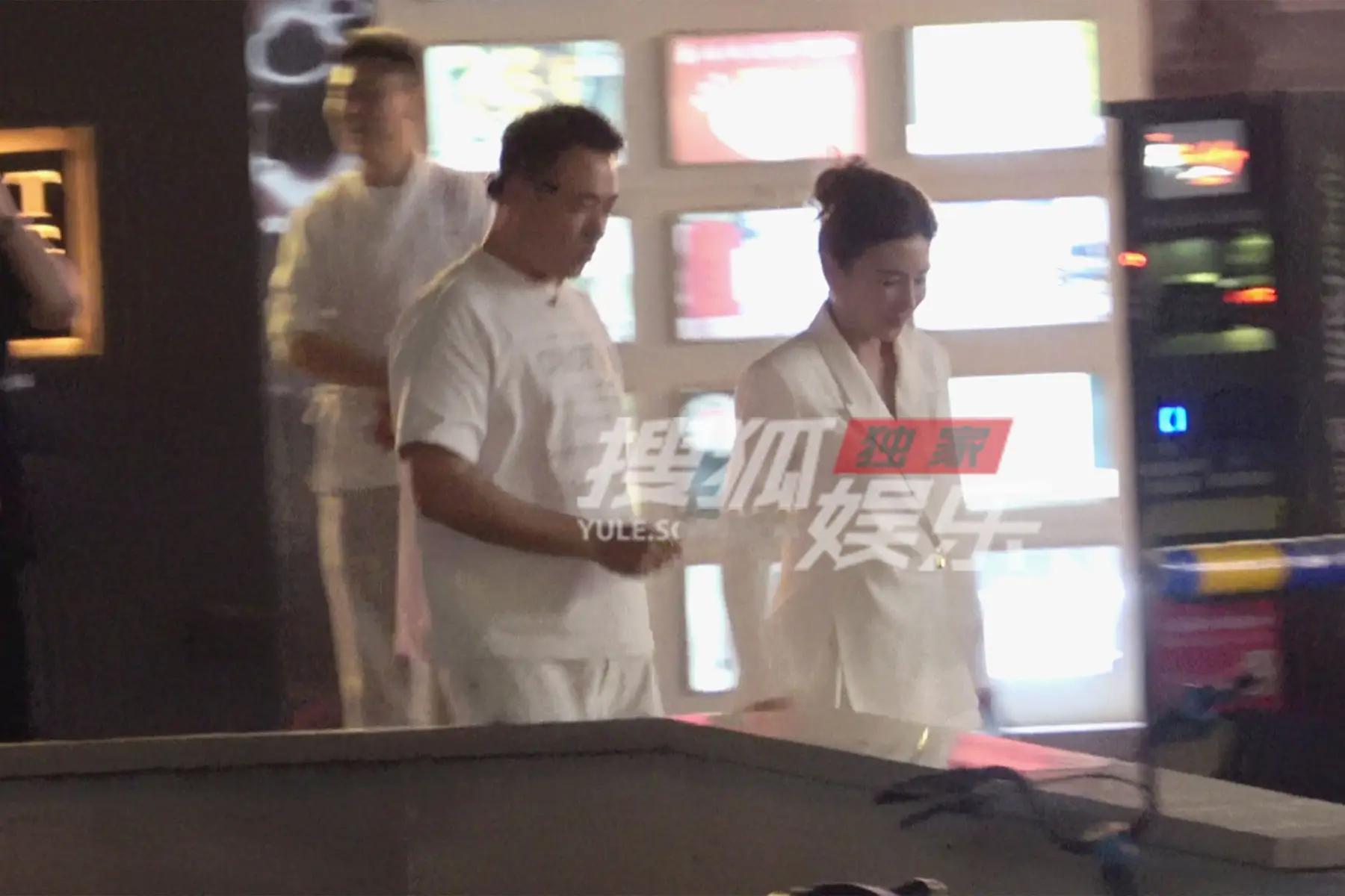 黄奕和男子同回公寓疑似黄奕新恋情
