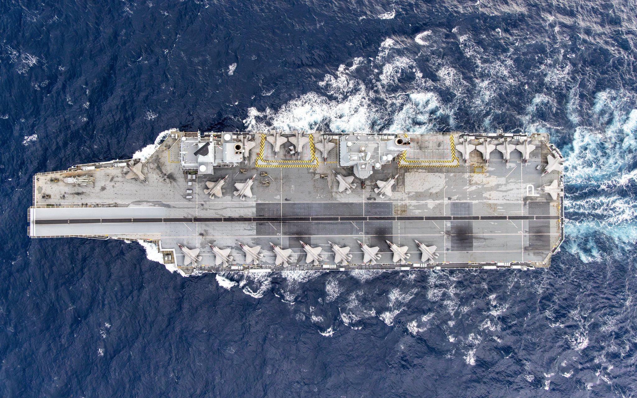 搭载24架F-35B的英国“伊丽莎白女王“级航空母舰的漂亮俯视图。 