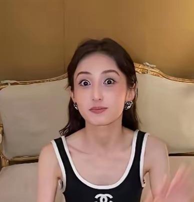 张子枫，可能真的很难再红了。
不是演技崩了，是她“长开了”，却瘦脱了相。以前的她