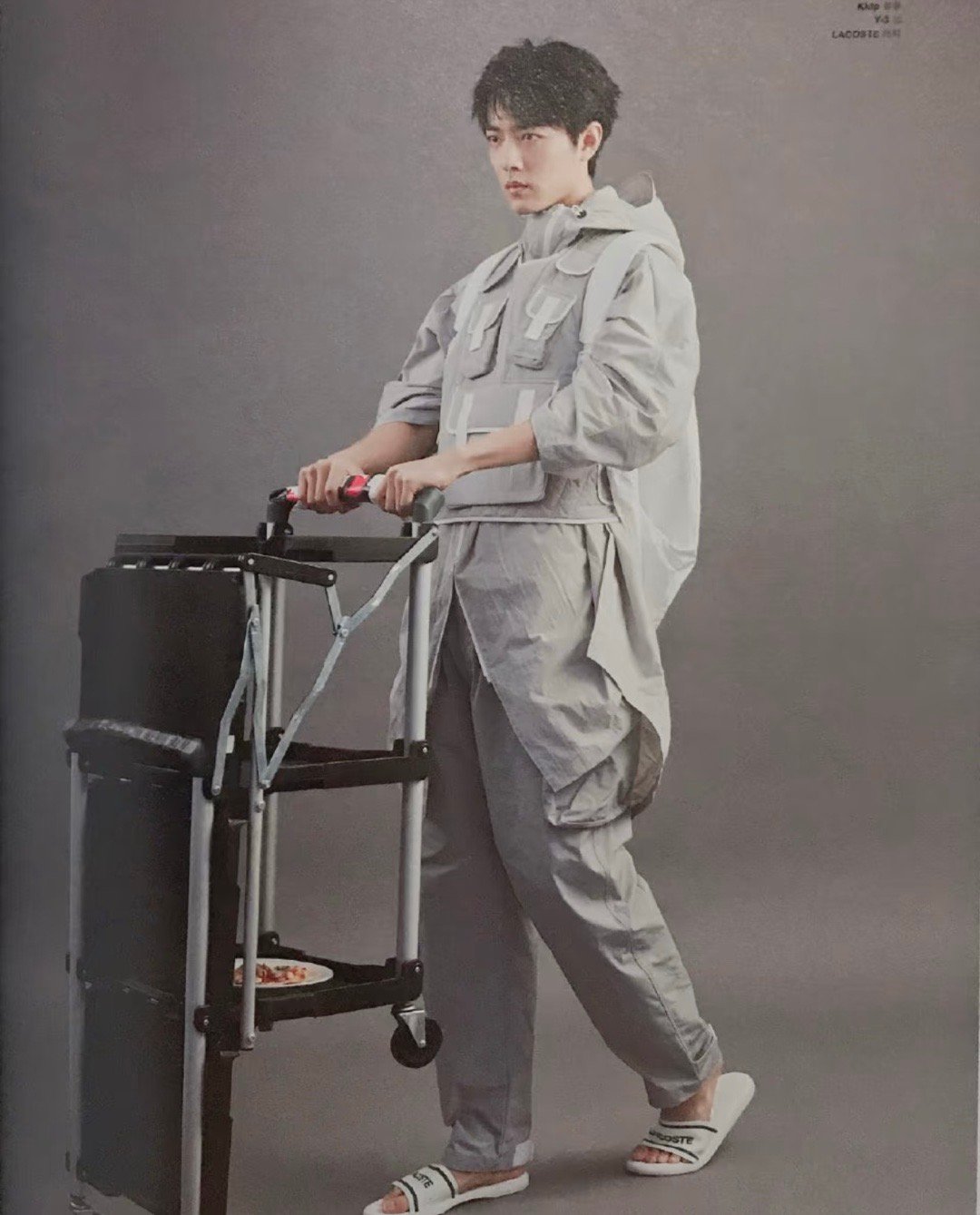 有人穿双拖鞋推个车都这么帅[捂嘴哭] ​​​