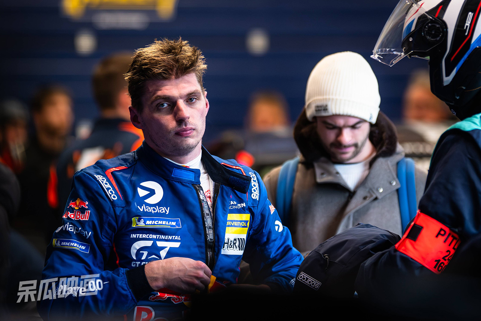 Max Verstappen痛失冠军，赛后眼红红当众除衫激露「大奶」！拥有四届F
