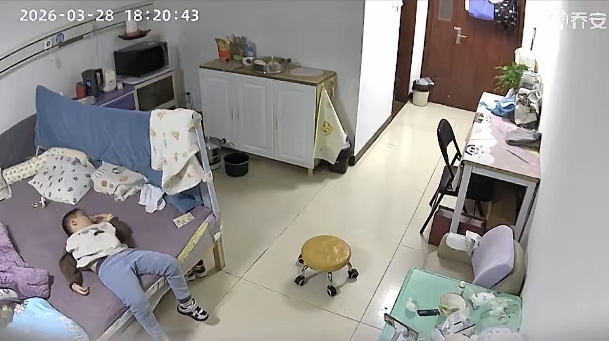 5岁男孩从小瘫痪不会走路，28日晚，妈妈把孩子放到床上便去端水给孩子洗脸，回来竟