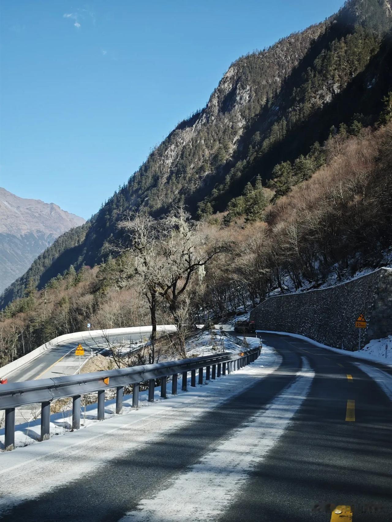 〔冬游·凉台沟〕2024.12.15
周末一天半，最适合近距离免费看雪山的地方，