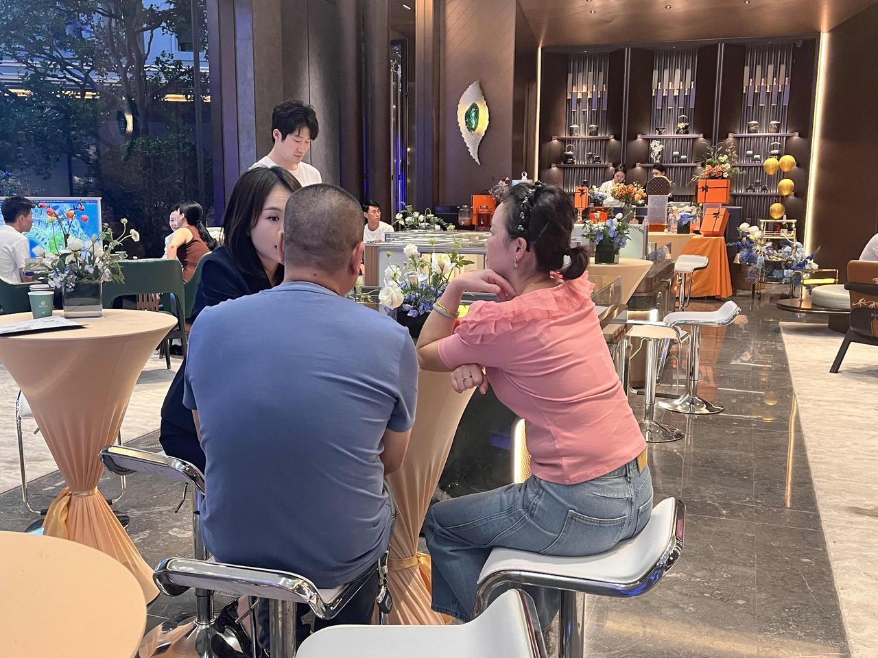晋江建发缙湖临时接待中心周末人气火爆，但周一下午上班时间来看房了解项目的客户也是