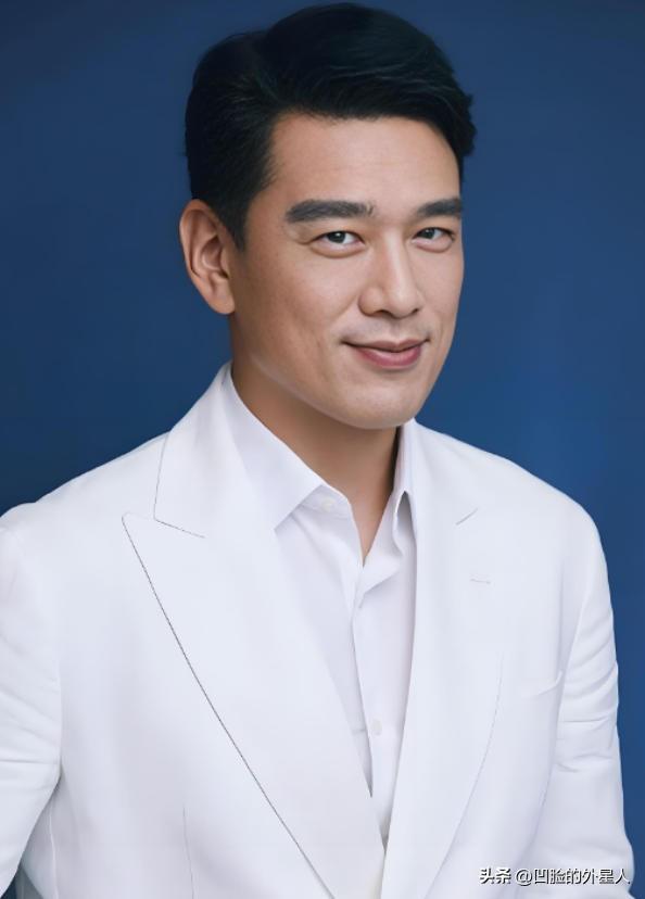 当年，王耀庆为了打游戏4个月不出门，买8台电脑，20个账号。可是房东女儿收租时，