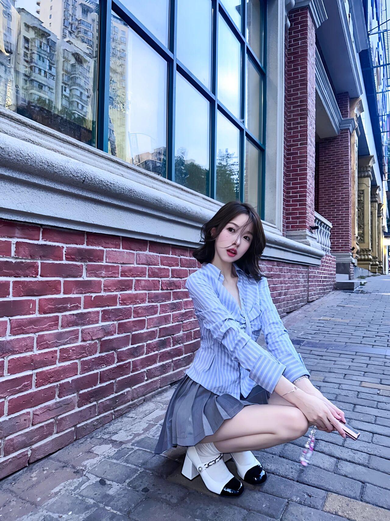 红砖与蓝调的邂逅
 
在都市的一隅，红砖建筑如时光的记事本，镌刻着复古的韵脚。她