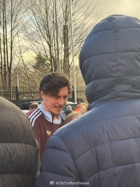 林德洛夫咋这么苍老了？曼联3-1维拉赛后还给曼联球迷签名了