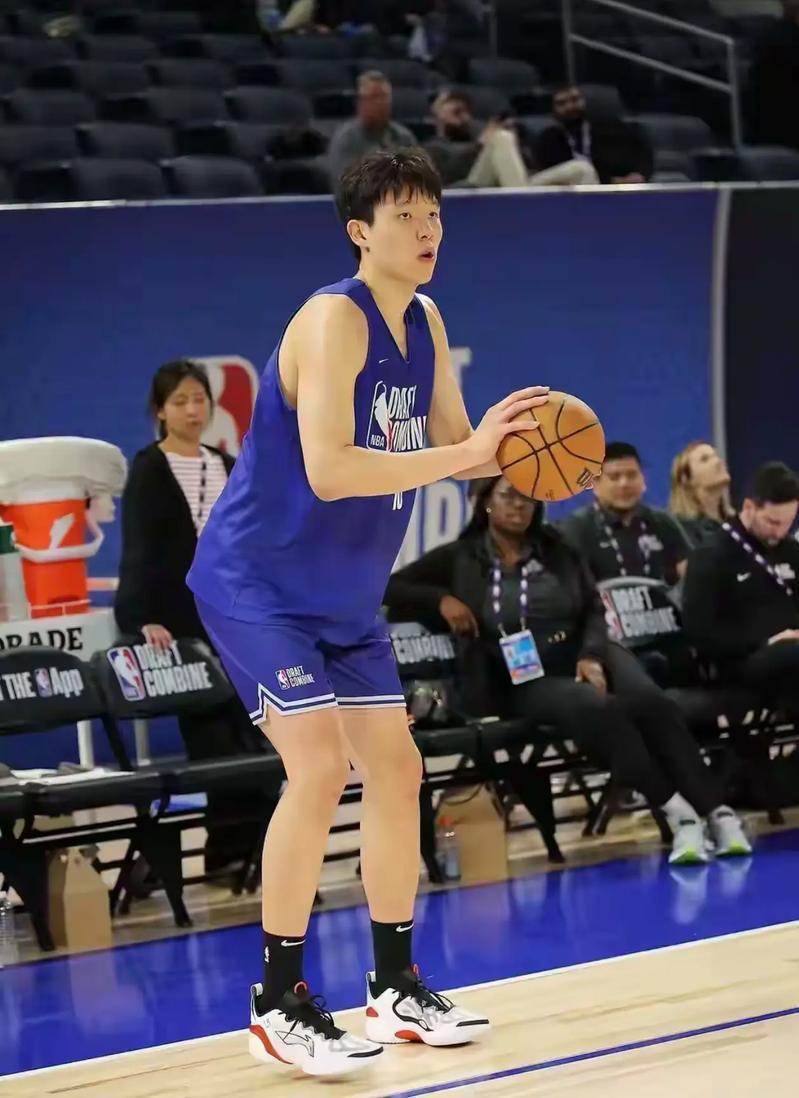 NBA常规赛，开拓者对阵热火，比赛进行到第四节，杨瀚森还是没有出场，目前比分是1