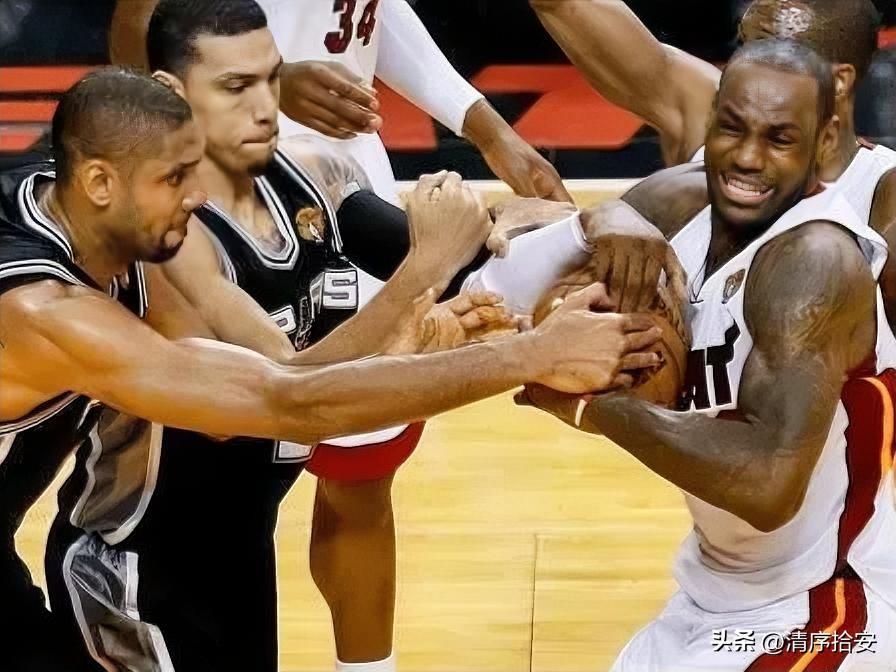 詹姆斯当年未能卫冕成功，是因为他遇到了马刺为他量身定做的防守体系。

2014年