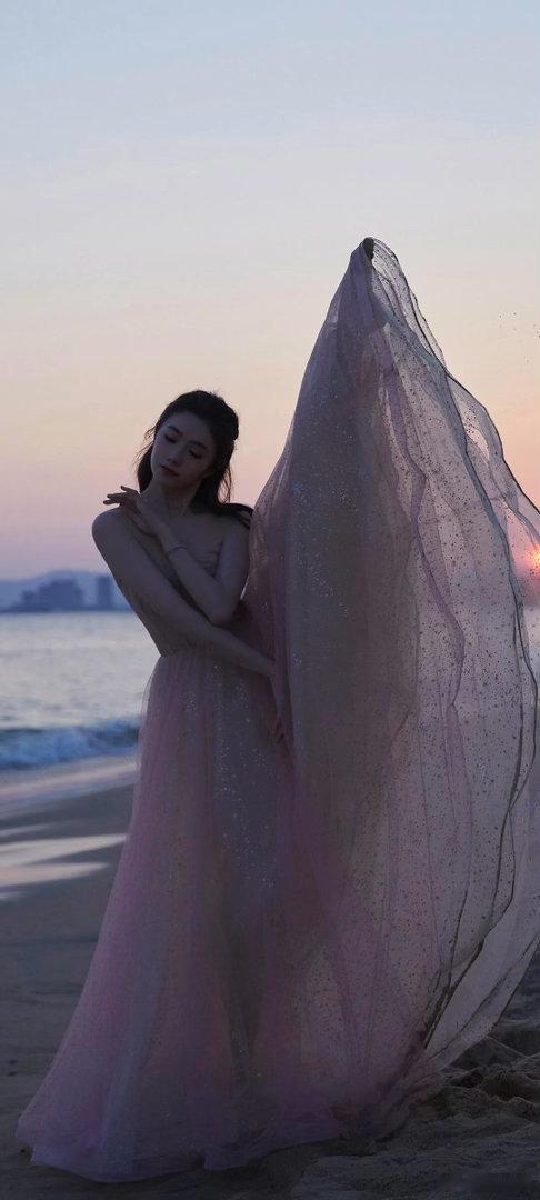 刘浩存趁早换个哥吧 你以为他在照顾你，其实他在驯化你。你以为他在保护你，其实他在