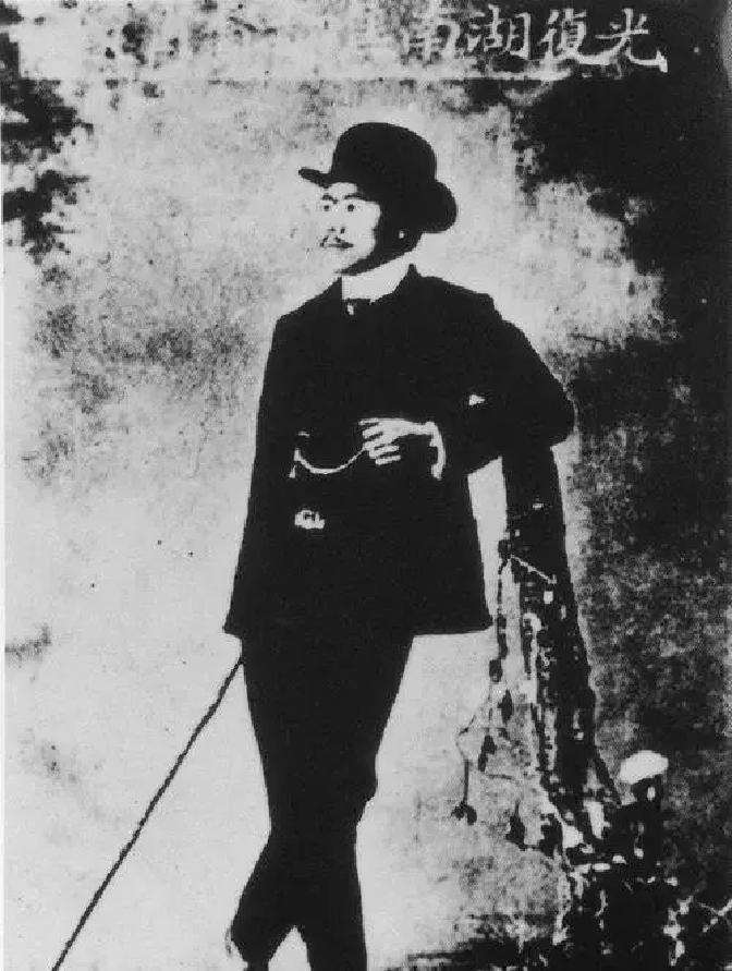 1911年10月，武昌起义刚打响，湖南长沙就跟着炸了锅。新军和会党联合冲进城，巡