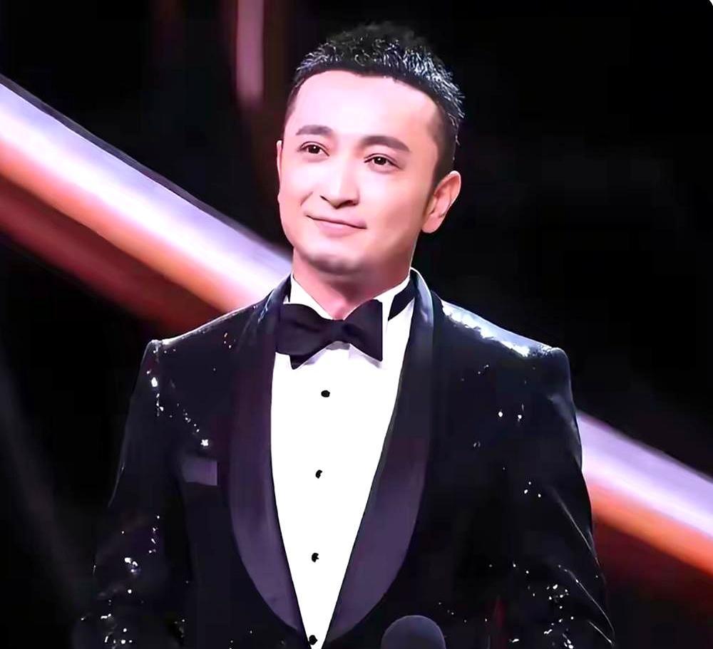 春晚舞台上光芒万丈，回家后只剩老父母相伴。
前妻的珠宝生意估值过亿，月入百万，生