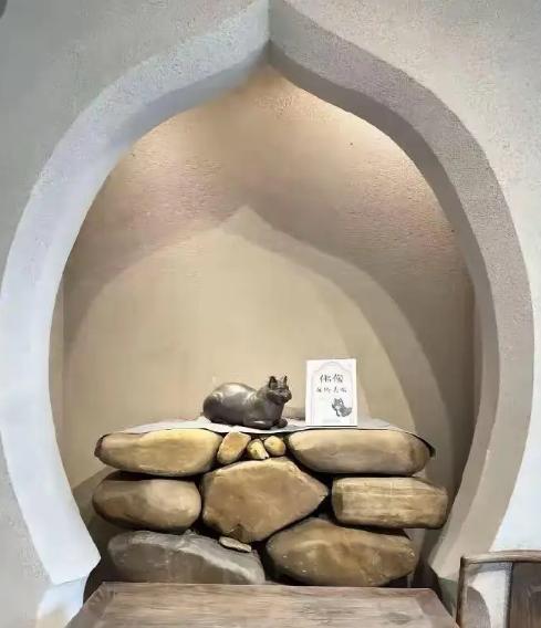 近日，有网友参观观复博物馆，发现此前放铜罗汉像的地方放了一只猫。
此前因为观复博