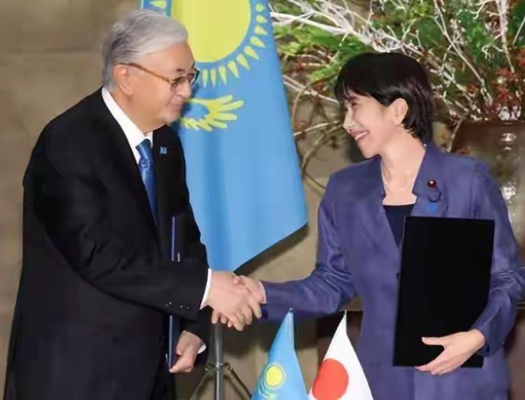 高市刚敲定稀土大单，哈萨克斯坦趁虚而入，结果被中方卡脖子