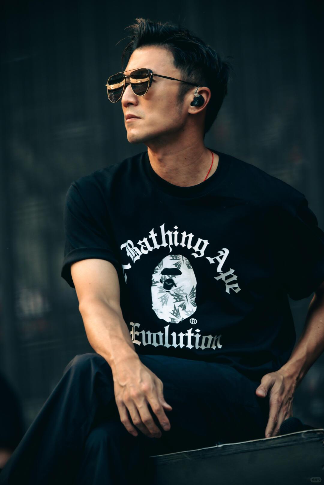 谈不上狂热喜欢，但挺认可他这个人，身上有不少鲜明的特点，褒贬都很分明。
 
他身