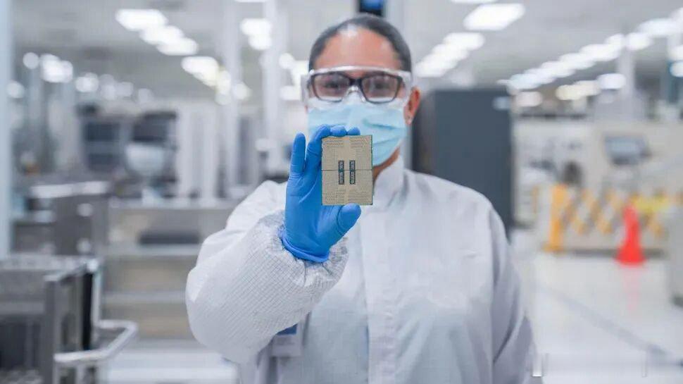 不久前，英特尔发布纯E核的Xeon 6+时，顺带确认了下一代Xeon 7(代号D