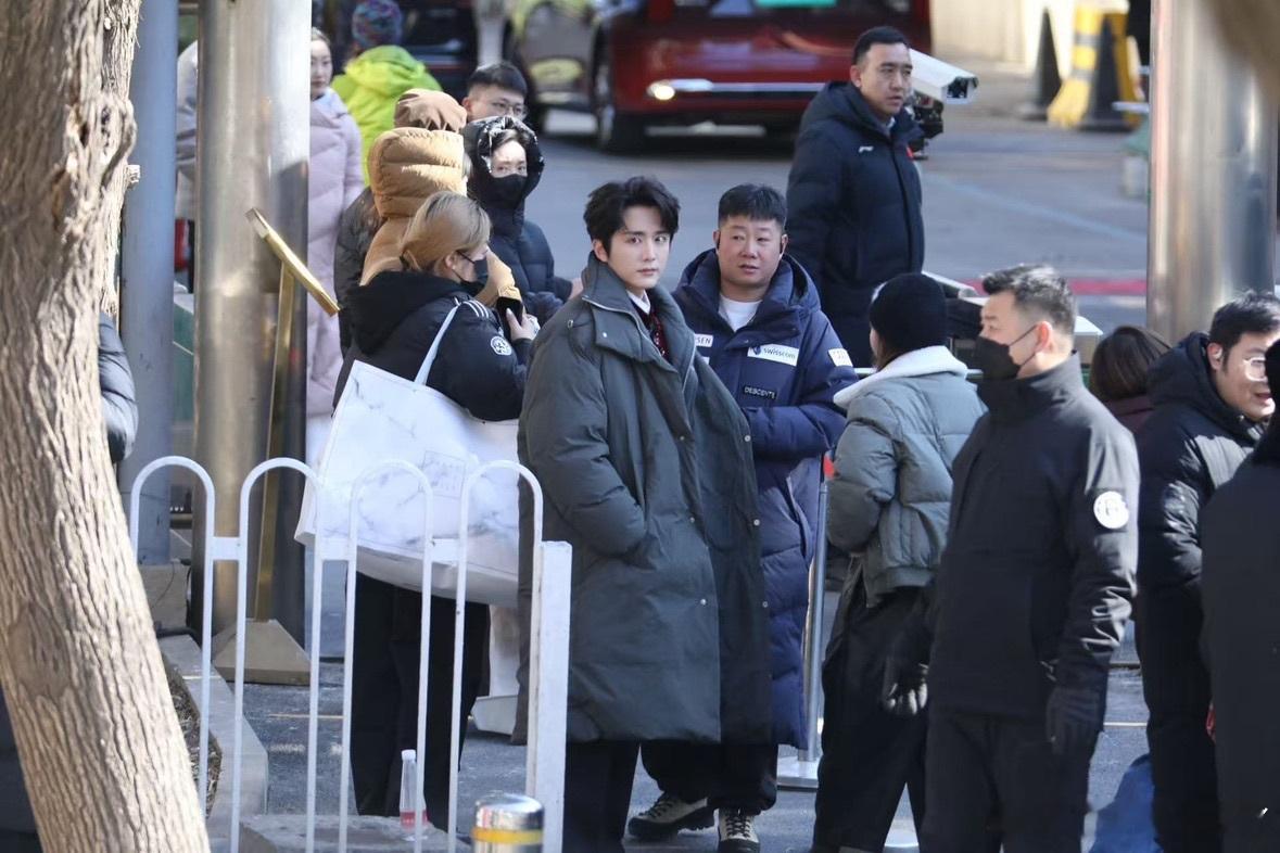 张新成穿飞驰人生组服彩排春晚谁能拒绝穿飞驰人生组服彩排春晚的张新成！马年春晚第三