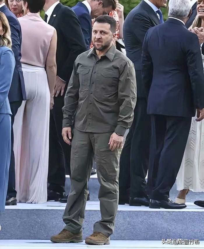 泽连斯基应当感到庆幸，他的对手是俄罗斯，才能活动到现在，打了四年人一直没事！
若