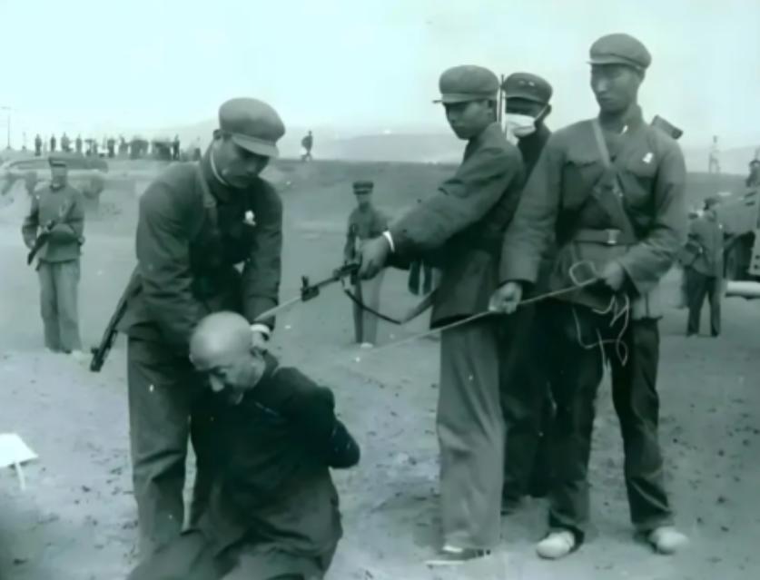 1950 年，解放军剿匪部队搜至一处尼姑庵，经初步排查未发现土匪踪迹，一名战士向
