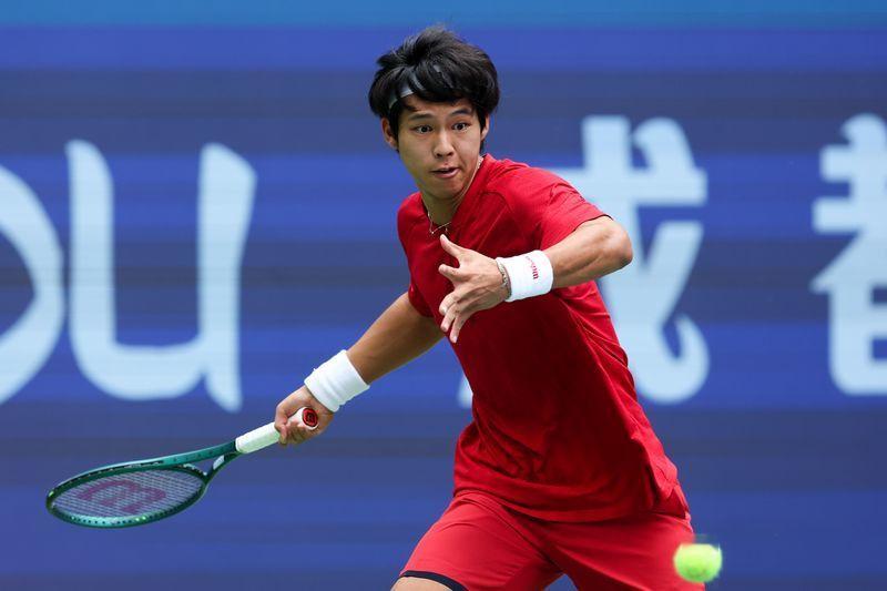 周意晋级成都赛第二轮！ATP250成都站首轮，中国小将周意苦战三盘，挽救一个赛点