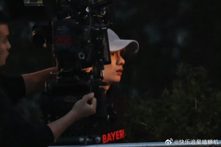 丞磊胡先煦同框看秀胡先煦白金发色鲨疯全场，丞磊沉稳帅气，两位同框颜值暴击，大V出