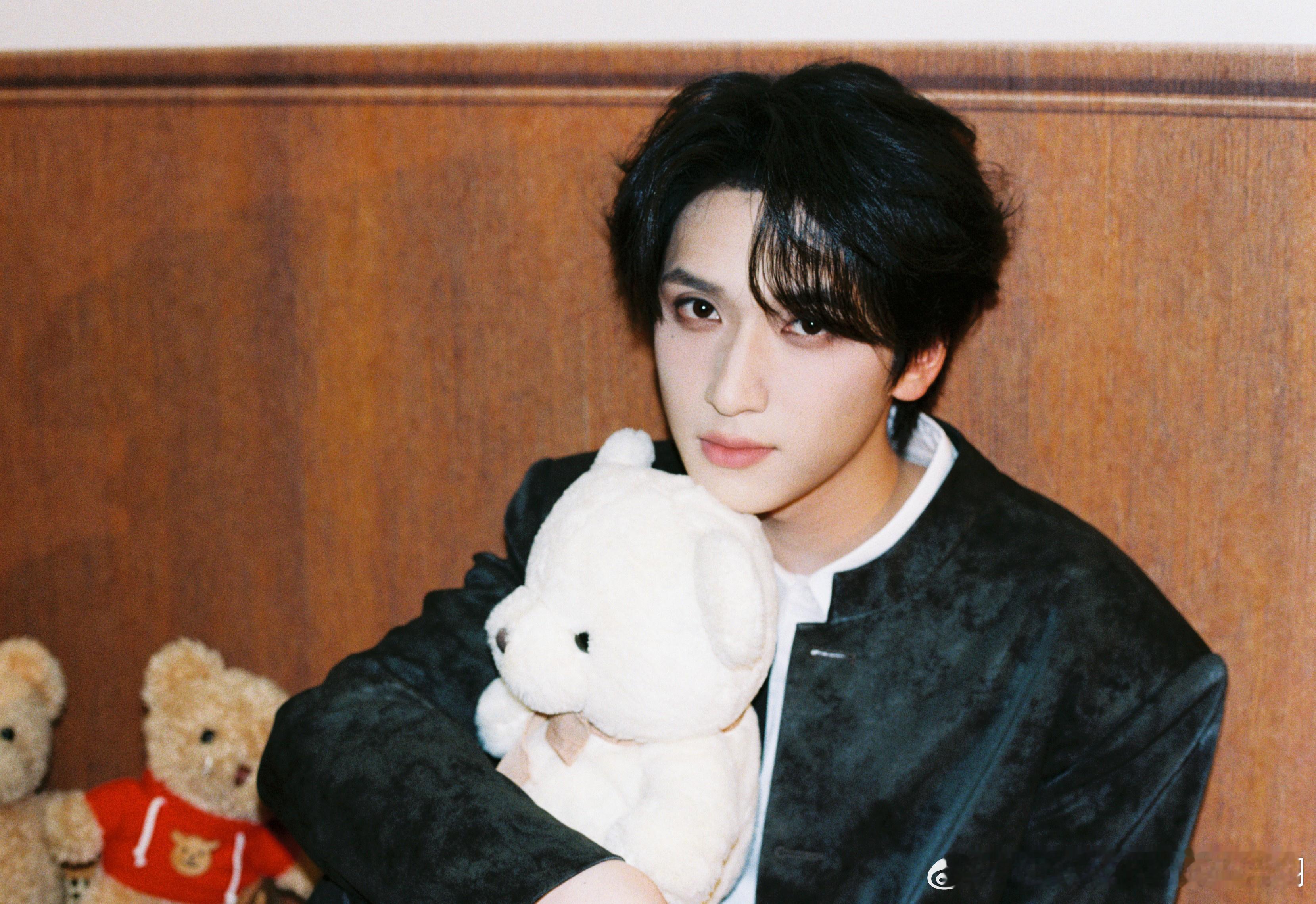 抱着小熊，和妈妈一模一样🥺严浩翔 廿二共赴浩曦启序 严浩翔22岁发文 /严浩翔