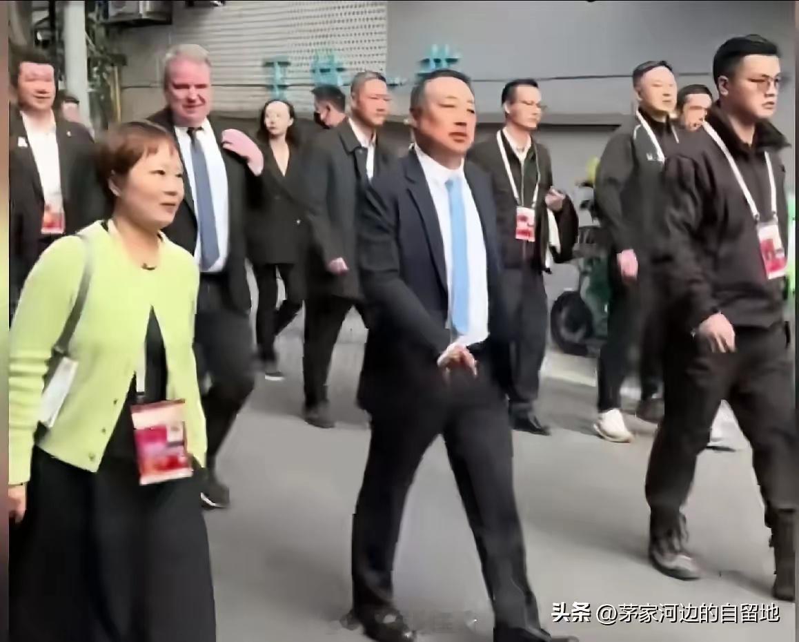 成都混合团体世界杯，刘国梁和国际乒联主席一起外出参观活动，现场竟有激动球迷朝刘国