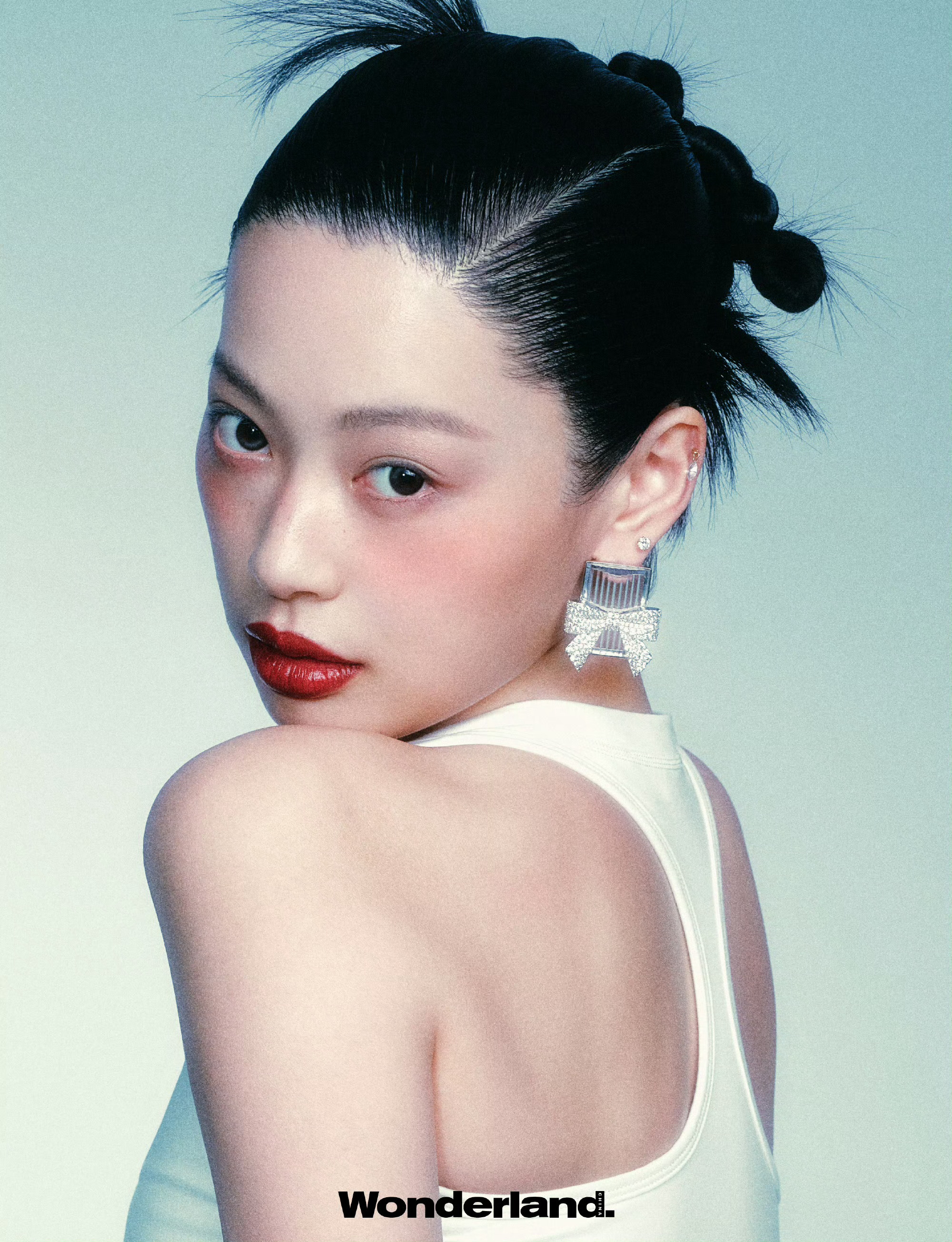 丹宁的粗糙肌理碰撞美妆的细腻质感，打破甜腻桎梏。模特 以牛仔精神为妆容注入不羁灵