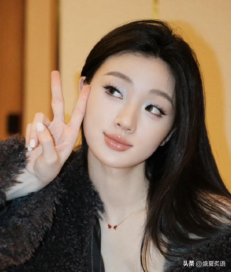 🌙单依纯，被曝大瓜！4月1日，刚刚被曝歌曲侵权没两天，歌手单依纯，又被曝了一个