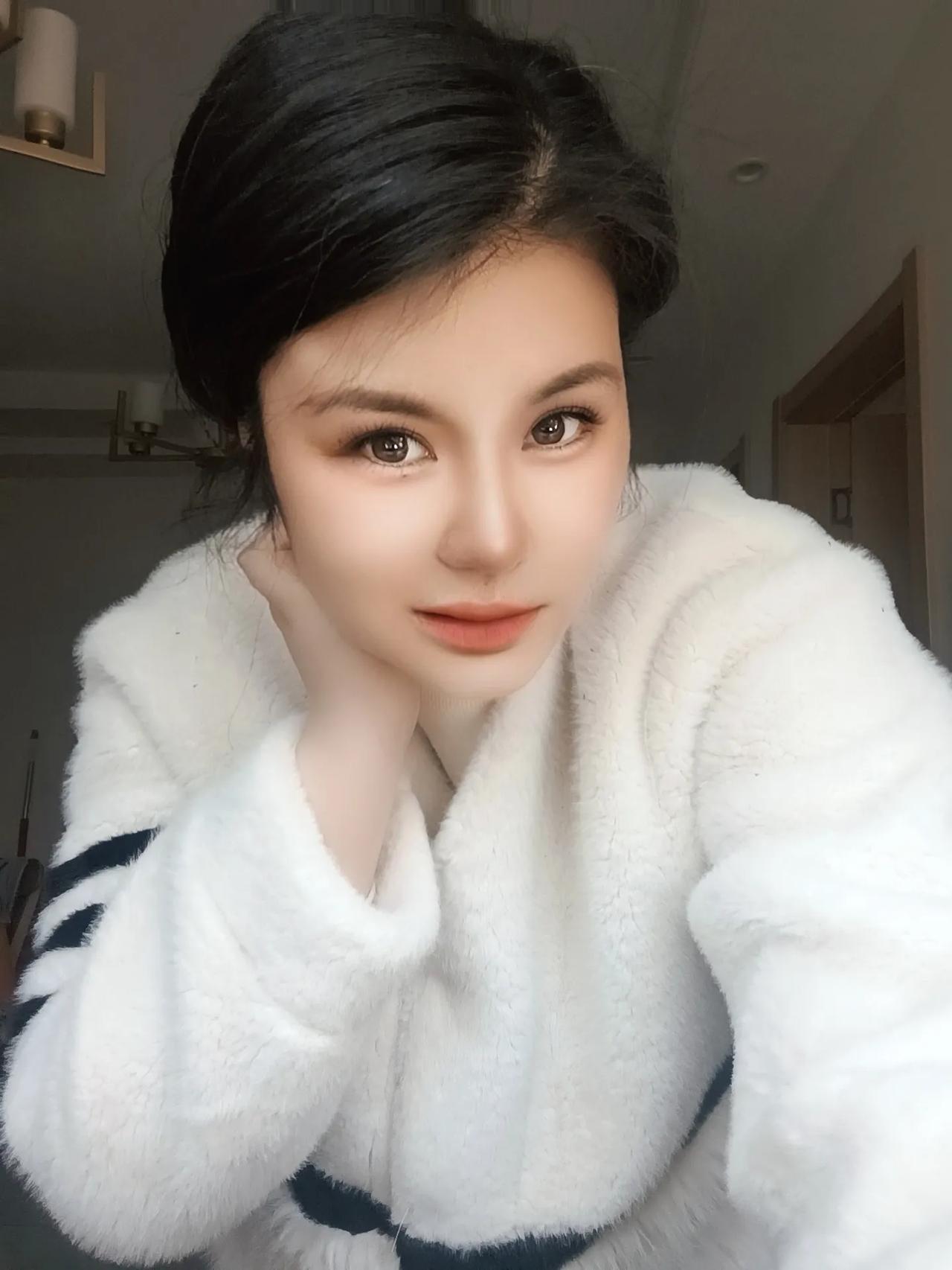 美食，我只品尝征服我味蕾的…
恋爱，我只谈对我一见钟情的…
人生苦短，很多美好的