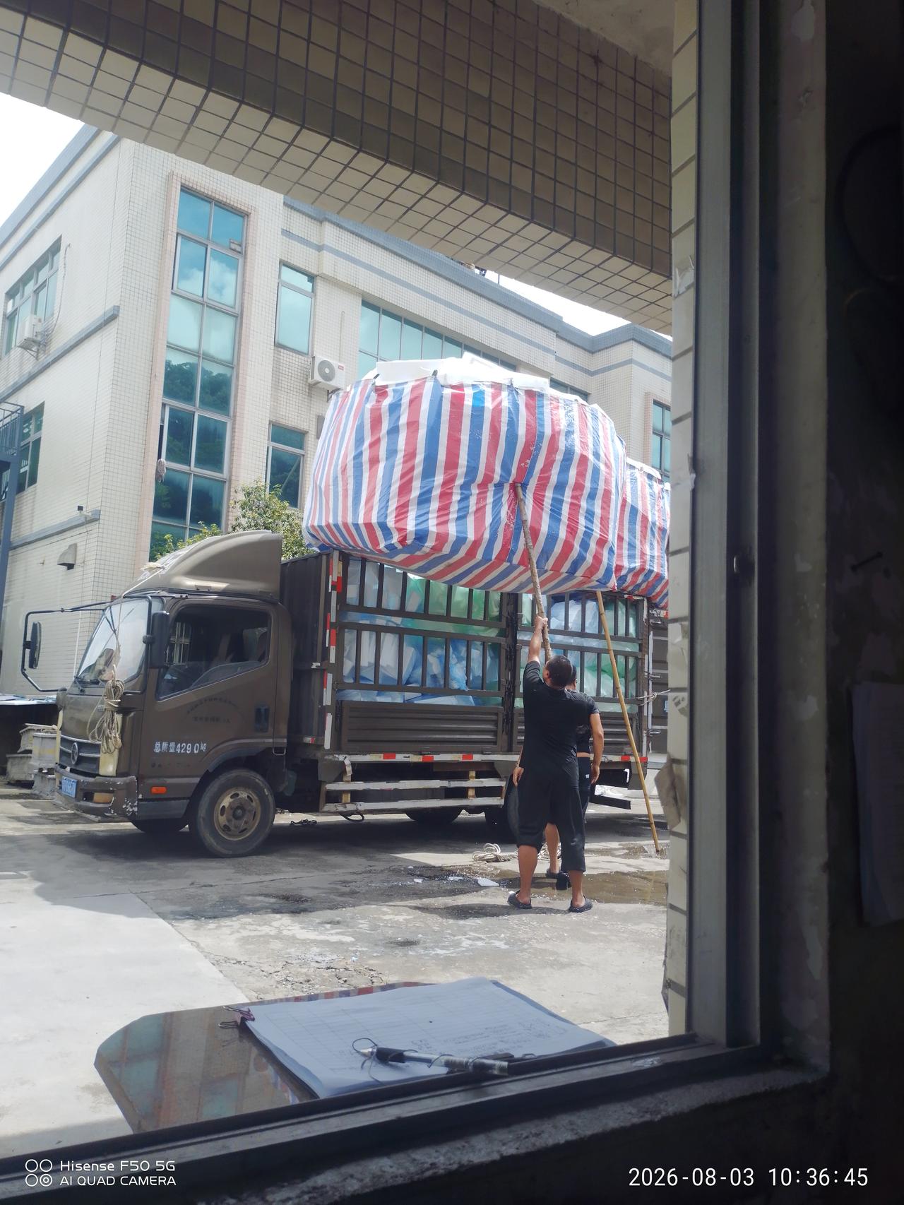 我们工厂一共是12台机器，应该算是全自动的吧，磨具安装好了之后，自动送料，成型，