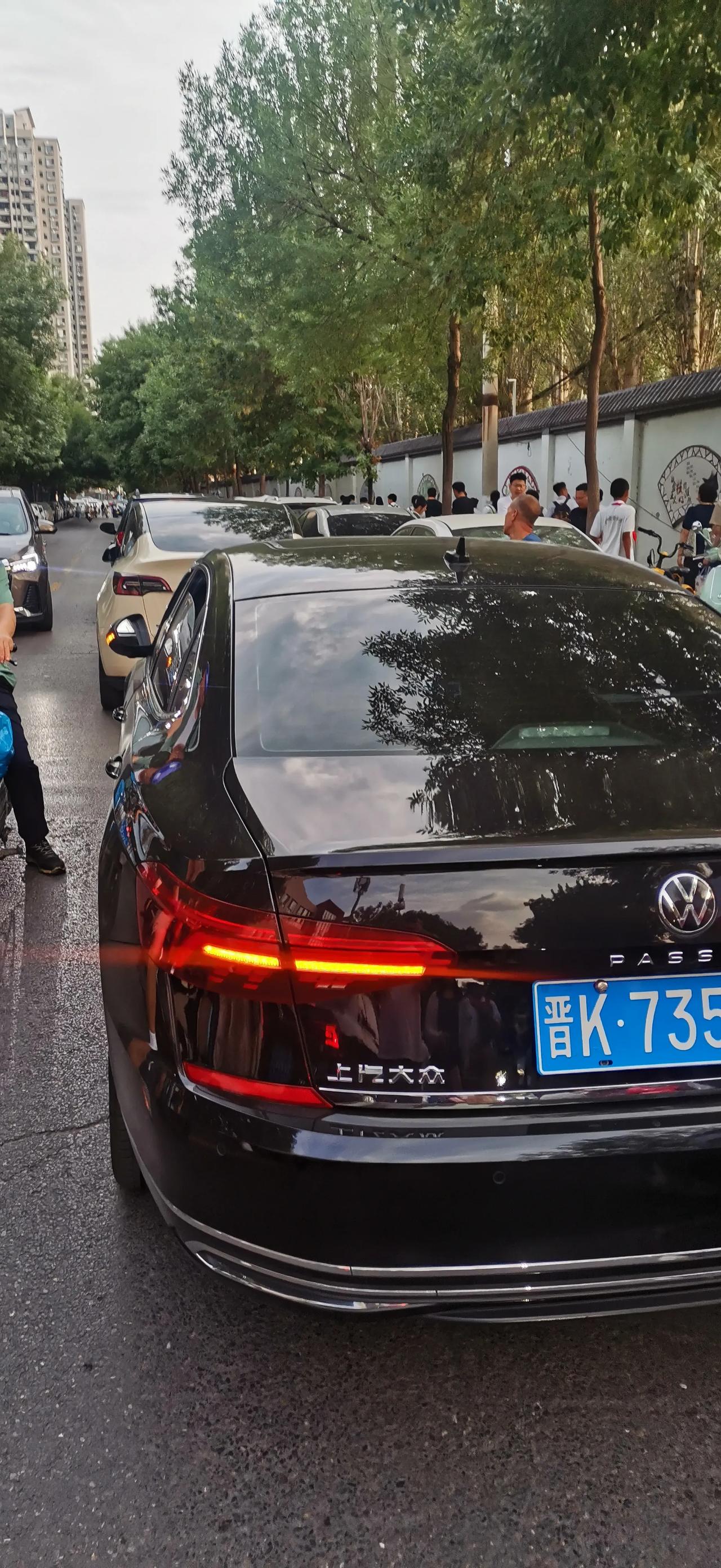 太原市大王路万科紫郡小学，因个别车辆违章停车导致整条马路双向严重拥堵，请交警同志