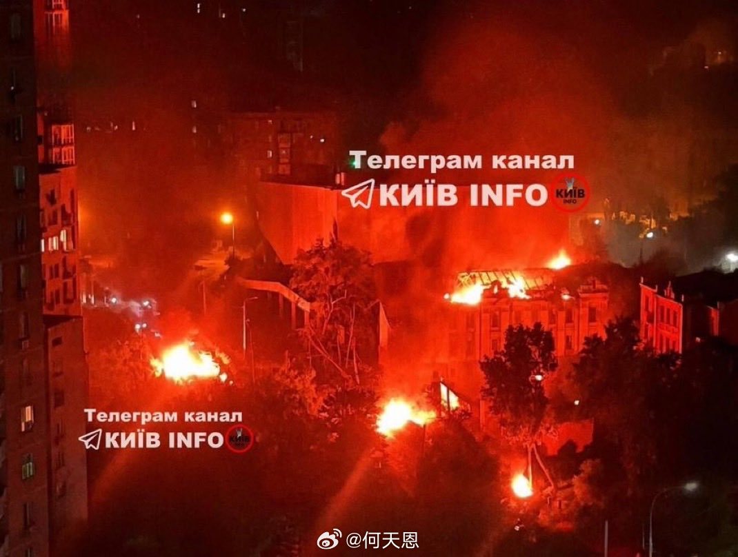 泽连司机求锤得锤，基辅仍在燃烧。海外新鲜事何天恩