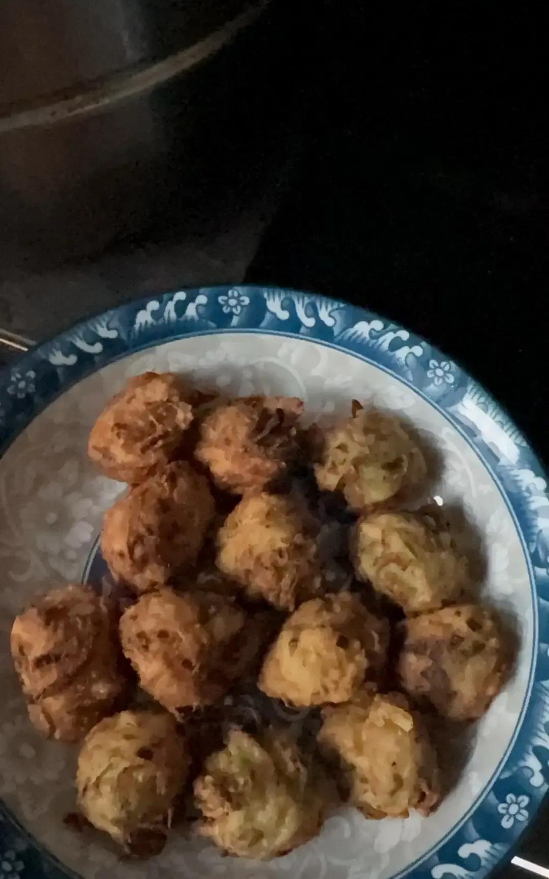 小林高烧十天硬扛甲流差点进医院的事把我看愣了。
我上周也中招，第一天
5℃还以为