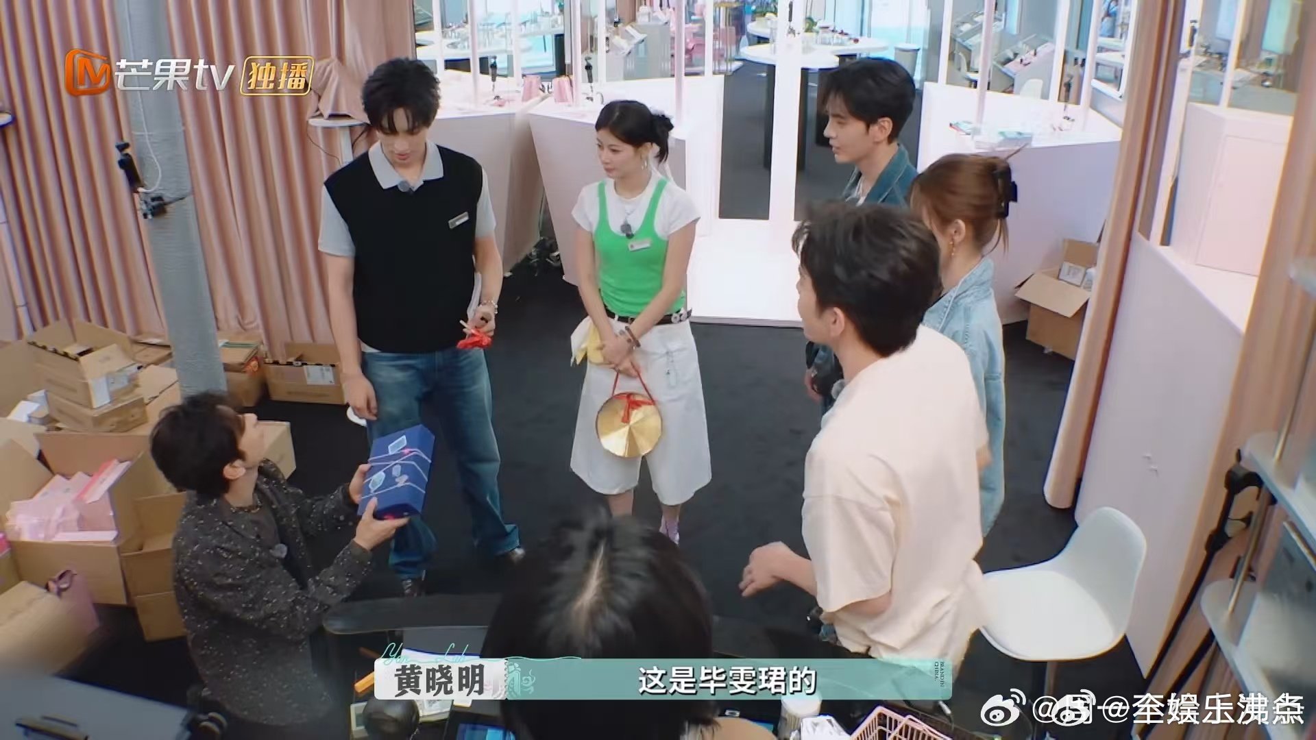 黄晓明送礼物包开心的巴黎合伙人名场面巴黎合伙人 黄晓明给合伙人们选的礼物也太懂了