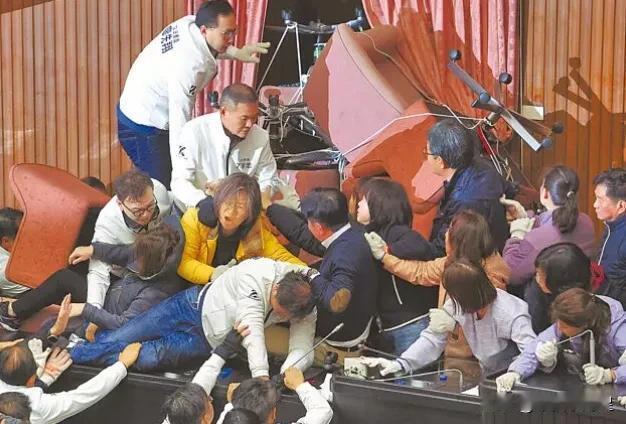 赖清德使用各种手段，难阻所谓“立法院三案”通过，赖清德就是想不明白，为什么这次阴