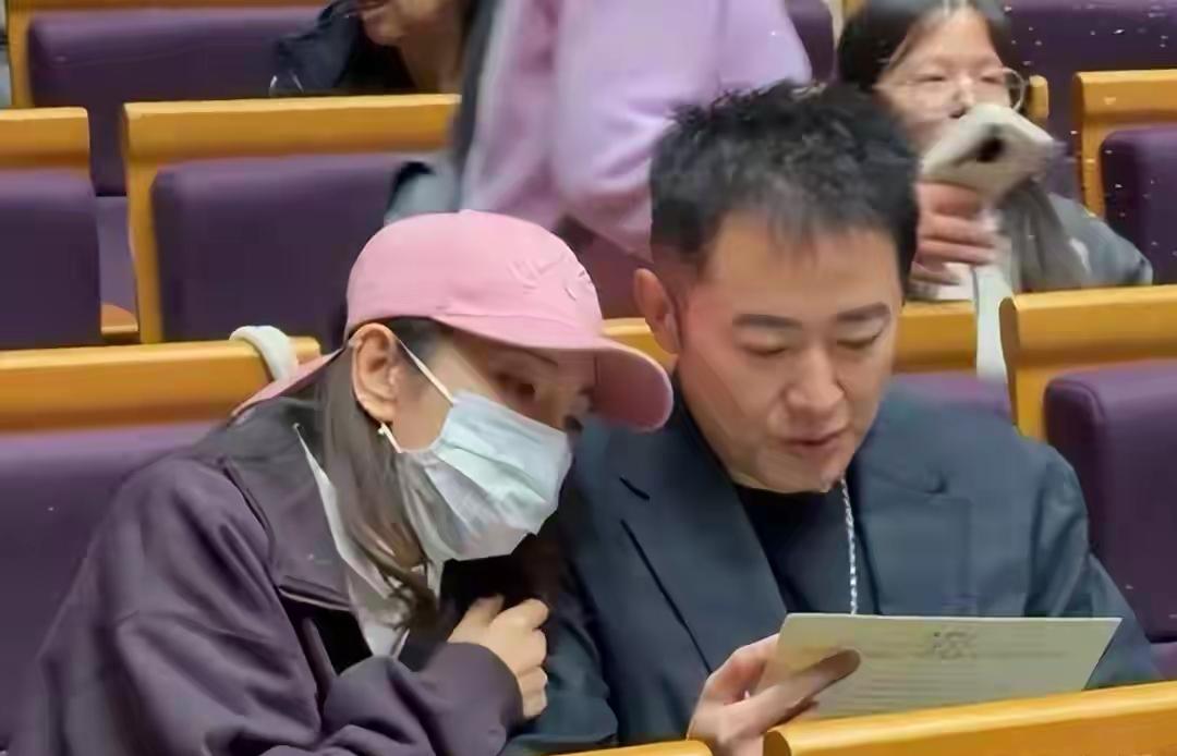 有一种友情，叫李冰冰和任泉！

网友在清华大学偶遇两人同框，坐在礼堂里一同看资料