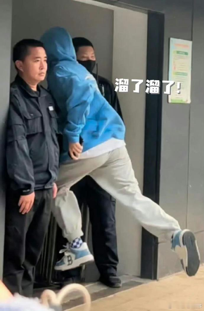 余宇涵差点儿滑倒 余宇涵：我真的会谢！冰面太滑让自己差点摔倒，还好被两个壮汉及时