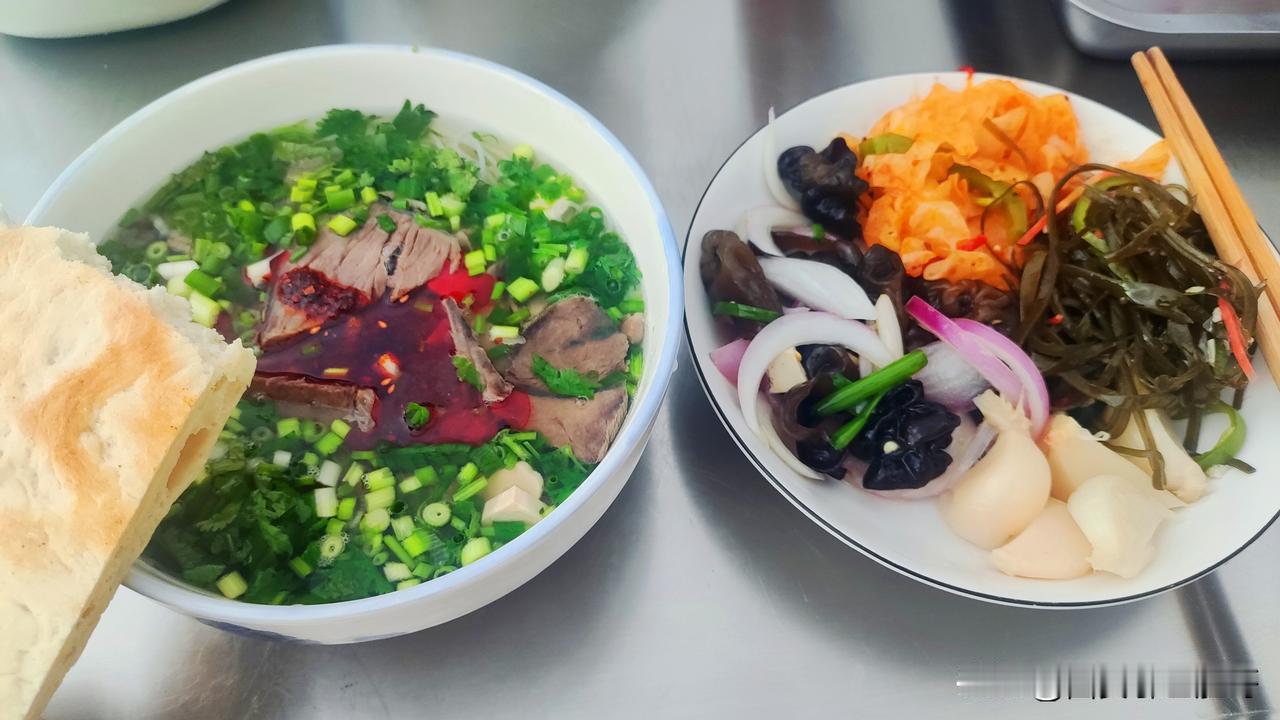 最近的一安“热”的破烦，高温加“高温”谁如果说不热？估计是在“冰柜”里待着久了！