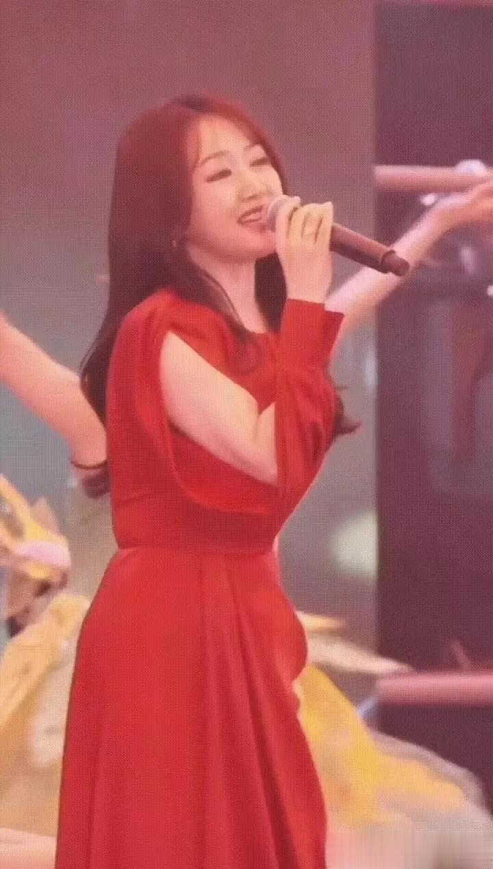 被52岁杨钰莹惊艳了，依旧像30多岁气质。

最近，杨钰莹出现在舞台上，留着长长