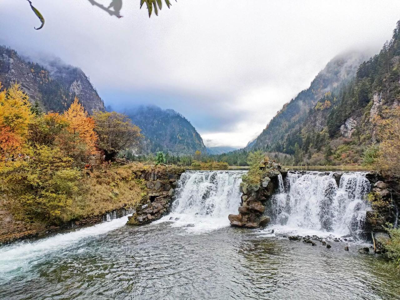 上课时，我走到学生身旁，发现他试卷上一个字都没写。我讲得滔滔不绝，他却充耳不闻。