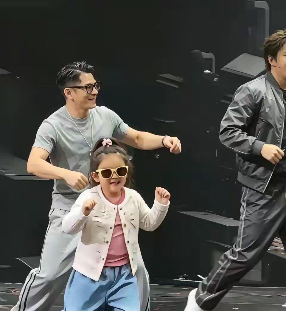 60岁的郭富城演唱会带女儿同台，女孩全程毫不胆怯，眉眼复刻方媛 ​​​