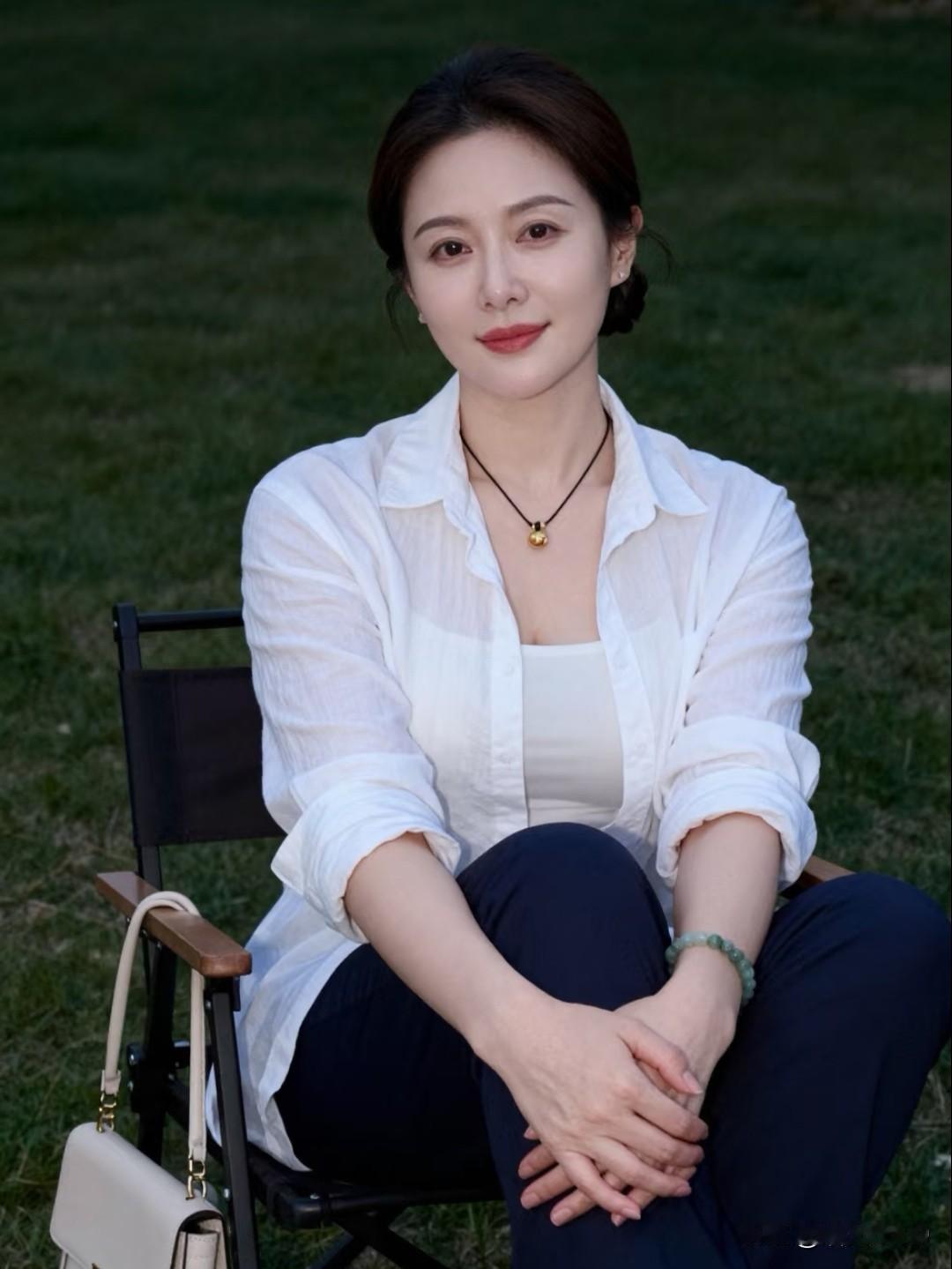 喜欢历史又迷恋玄学的女人，你惹不起。
这样的女人对人对事的判断，
准的超乎你的想