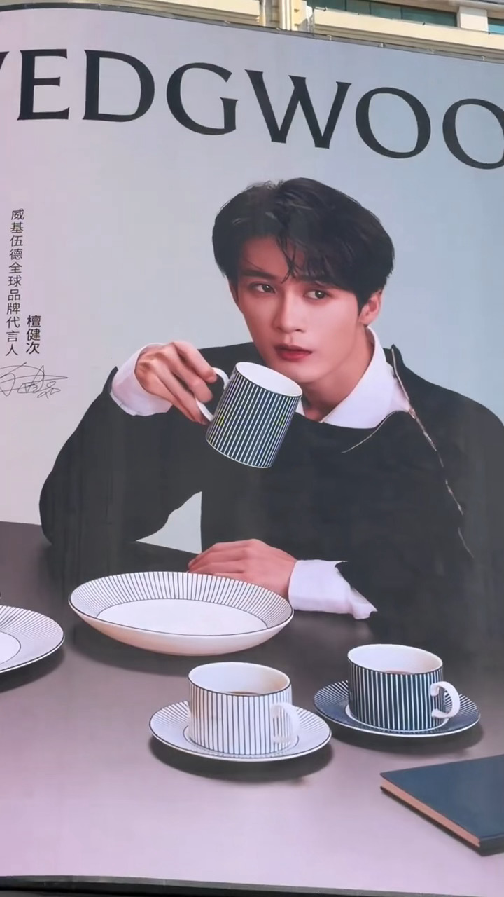 檀健次WEDGWOOD全球品牌代言人官宣线下大屏也安排好了 ，好权威的大屏脸品牌