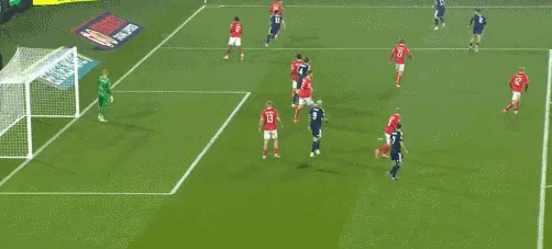 两位曼联旧将，也是如今的那不勒斯队友，在世预赛中狭路相逢。麦克托米奈开场4分钟就